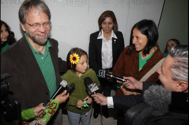 Ra&#250;l Palacios-Colprensa - El candidato presidencial por el Partido Verde, Antanas Mockus, vot&#243; pasadas las 8:00 de la ma&#241;ana en la Hemeroteca Nacional en Bogot&#225;.
