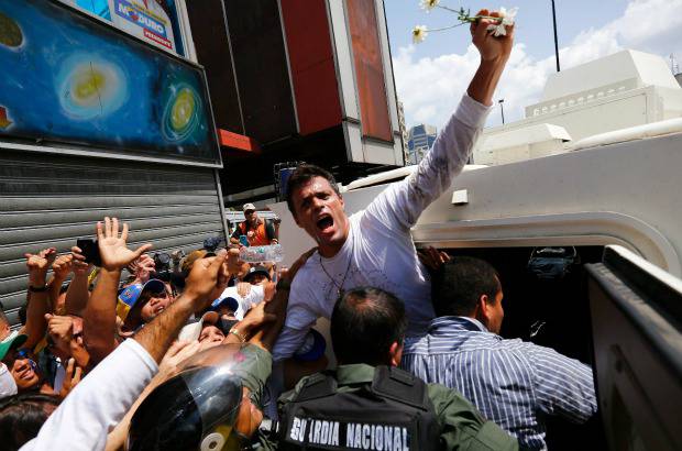 Reuters - &quot;Si mi encarcelamiento vale para el despertar de un pueblo, para que Venezuela despierte definitivamente y podamos construir ese cambio en paz y democracia (...) entonces vale este encarcelamiento infame&quot;, dijo L&#243;pez antes de entrar en la tanqueta.
