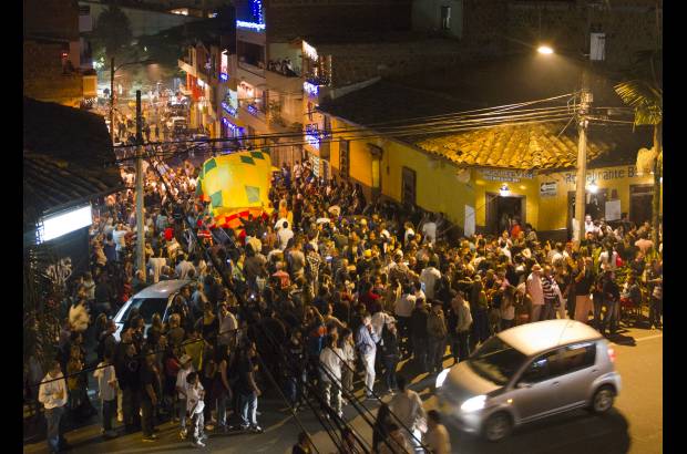 Edwin Bustamante - En el barrio Mesa, otro sitio de tradici&#243;n para recibir el mes de diciembre, hubo aglomeraci&#243;n de gente.