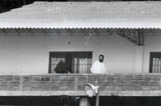 FOTO ARCHIVO EL COLOMBIANO - El 19 de junio de 1991, tras una anunciada negociaci&#243;n, Pablo Escobar se entrega a las autoridades colombianas para ser recluido en La Catedral; la c&#225;rcel llena de lujos construida por el mismo capo, que eran disfrutados a placer por &#233;l y sus sicarios.