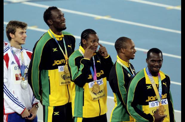 AP - Usain Bolt se gan&#243; el perd&#243;n que hab&#237;a pedido al p&#250;blico por su descalificaci&#243;n en la final de 100 metros y regal&#243; a los aficionados una recta final majestuosa que coron&#243; el triunfo del relevo jamaicano 4x100 con un nuevo r&#233;cord mundial de 37,04, el &#250;nico de los campeonatos.