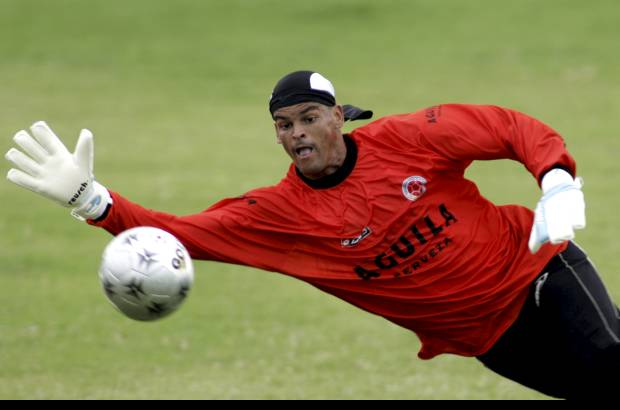 Foto archivo - El portero vallecaucano Miguel &#193;ngel Calero Rodr&#237;guez descrest&#243; con todo su talento en el club Independiente de Ginebra, el Club Sporting de Barraquilla, el Deportivo Cali, el Club Atl&#233;tico Nacional, el Pachuca y la selecci&#243;n Colombia.