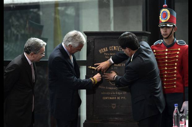 Reuters - Con la presencia del presidente de la República, Álvaro Uribe Vélez, y el alcalde mayor de Bogotá, Samuel Moreno Rojas, se realizó el acto que permitió volver 100 años atrás en la historia del país.
