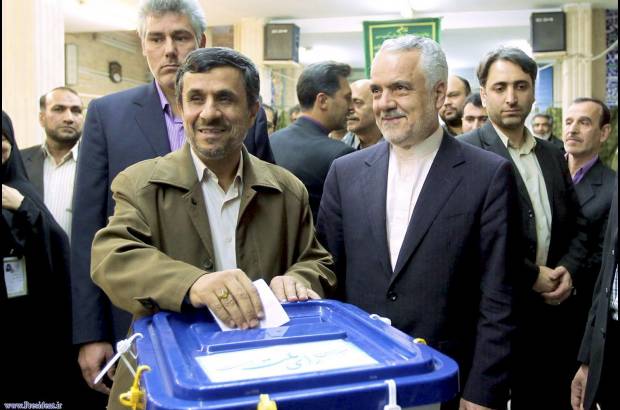 Reuters - El presidente iran&#237;, Mahmud Ahmadineyad vot&#243; en una mezquita, utilizada como un centro de votaci&#243;n, durante las elecciones parlamentarias, en Teher&#225;n.