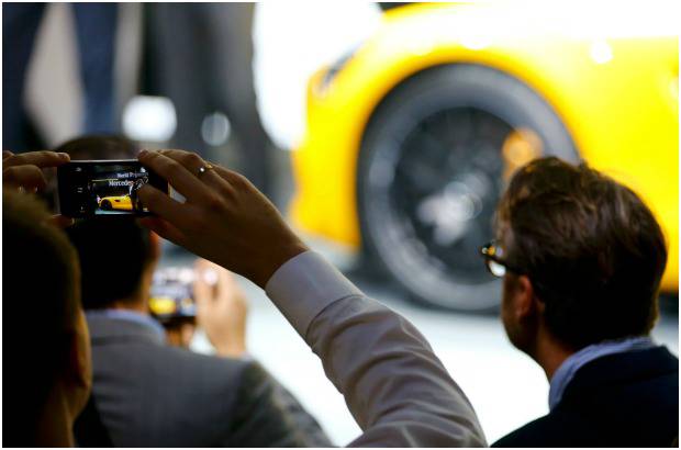 REUTERS - El nuevo superdeportivo de Mercedes AMG GT fue presentado a la prensa en la sede de la compañía en Affalterbach, cerca de Stuttgart. El auto combina "un estilo de diseño único y lujoso interior con impresionantes prestaciones: motor AMG V8 biturbo de 4.0 litros, 462 caballos de fuerza, de cero a 100 km / h en 4 segundos. El piloto de Fórmula Uno, Nico Rosberg condujo el vehículo durante su estreno mundial.