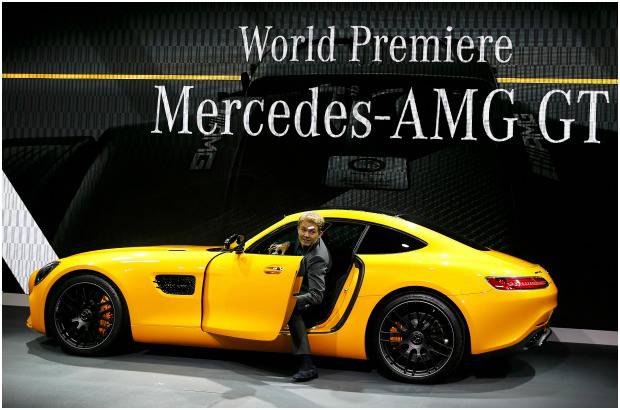 REUTERS - El nuevo superdeportivo de Mercedes AMG GT fue presentado a la prensa en la sede de la compañía en Affalterbach, cerca de Stuttgart. El auto combina "un estilo de diseño único y lujoso interior con impresionantes prestaciones: motor AMG V8 biturbo de 4.0 litros, 462 caballos de fuerza, de cero a 100 km / h en 4 segundos. El piloto de Fórmula Uno, Nico Rosberg condujo el vehículo durante su estreno mundial.