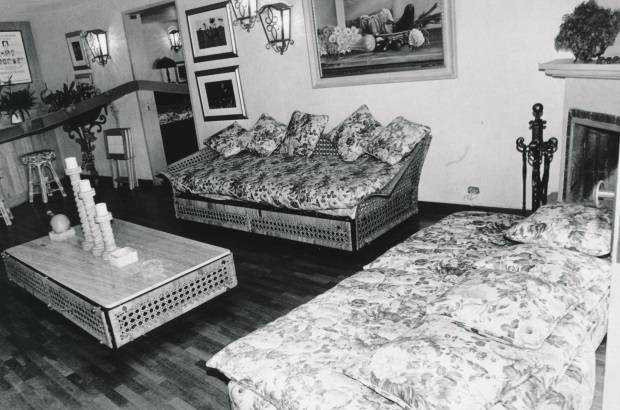 FOTO ARCHIVO EL COLOMBIANO - El 19 de junio de 1991, tras una anunciada negociaci&#243;n, Pablo Escobar se entrega a las autoridades colombianas para ser recluido en La Catedral; la c&#225;rcel llena de lujos construida por el mismo capo, que eran disfrutados a placer por &#233;l y sus sicarios.