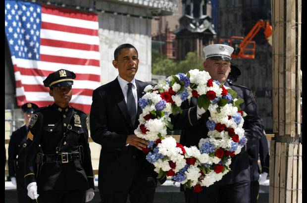 Reuters - Barack Obama depositó una sobria corona de flores, con los colores de la bandera estadounidense, en el lugar que un día ocuparon las Torres Gemelas.