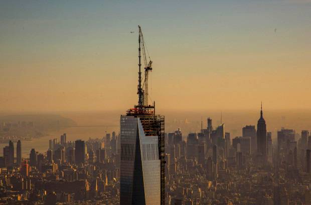 Reuters - Oficinistas y curiosos se acercaron a la zona cero para presenciar otro pedazo de la historia reciente de Nueva York.