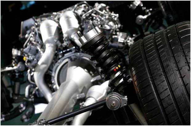 REUTERS - El nuevo superdeportivo de Mercedes AMG GT fue presentado a la prensa en la sede de la compañía en Affalterbach, cerca de Stuttgart. El auto combina "un estilo de diseño único y lujoso interior con impresionantes prestaciones: motor AMG V8 biturbo de 4.0 litros, 462 caballos de fuerza, de cero a 100 km / h en 4 segundos. El piloto de Fórmula Uno, Nico Rosberg condujo el vehículo durante su estreno mundial.