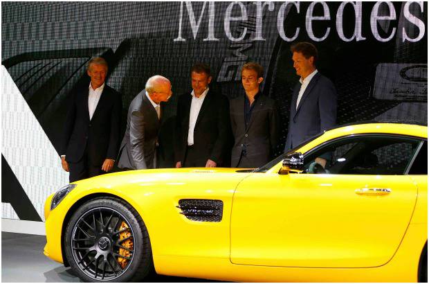 REUTERS - El nuevo superdeportivo de Mercedes AMG GT fue presentado a la prensa en la sede de la compañía en Affalterbach, cerca de Stuttgart. El auto combina "un estilo de diseño único y lujoso interior con impresionantes prestaciones: motor AMG V8 biturbo de 4.0 litros, 462 caballos de fuerza, de cero a 100 km / h en 4 segundos. El piloto de Fórmula Uno, Nico Rosberg condujo el vehículo durante su estreno mundial.