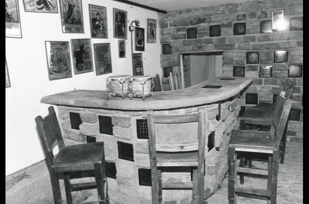 FOTO ARCHIVO EL COLOMBIANO - El 19 de junio de 1991, tras una anunciada negociaci&#243;n, Pablo Escobar se entrega a las autoridades colombianas para ser recluido en La Catedral; la c&#225;rcel llena de lujos construida por el mismo capo, que eran disfrutados a placer por &#233;l y sus sicarios.
