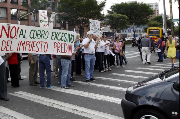 Manuela Palacio Hernández - Los manifestantes bloquearon por momentos el tráfico de la calle 10 justo al mediodía. Exhibieron pancartas y llamaron la atención con frases de rechazo al nuevo impuesto de sus propiedades.