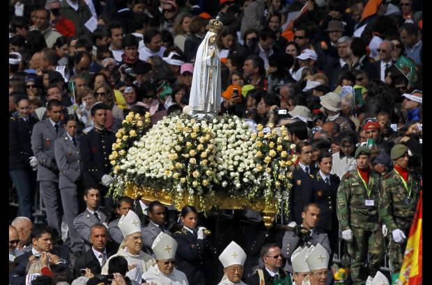 AP - La estatua de la Virgen fue colocada en el altar mayor, levantado delante de la fachada principal del santuario, y en el mismo tambi&#233;n fue colocada la Rosa de Oro que ayer don&#243; el Papa a la Virgen.