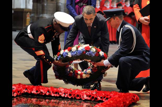 Reuters - La pareja presidencial se desplaz&#243; a la abad&#237;a de Westminster para depositar una corona de flores ante la Tumba del Soldado Desconocido.