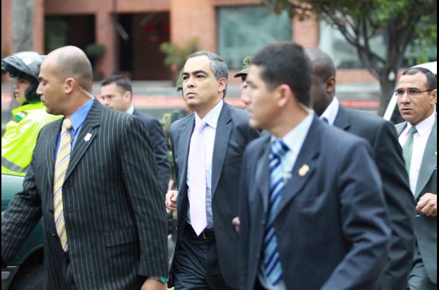 Ra&#250;l Palacios, Colprensa - El ministro de Defensa, Rodrigo Rivera, ssegur&#243; que la amenaza de los violentos nunca ha desaparecido en Colombia y pidi&#243; a los bogotanos y colombianos seguir con la cotidianidad y no dejarse amedrentar de los terroristas.