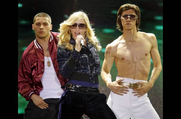 Foto Reuters - Madonna, muy discotequera, durante una actuaci&#243;n en el Festival de M&#250;sica y Artes de Coachella Valley, en Indio, California, Estados Unidos, el 30 de abril de 2006.