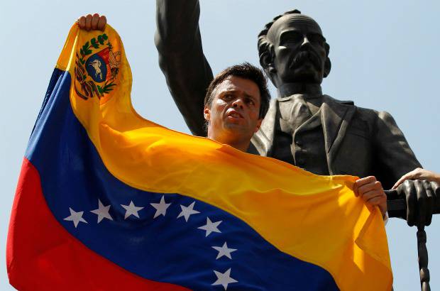 Reuters - Leopoldo L&#243;pez, una de las cabezas de la oposici&#243;n venezolana, se entreg&#243; este martes a las autoridades para enfrentar un proceso por su supuesta responsabilidad en los hechos violentos de la semana pasada.