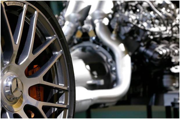 REUTERS - El nuevo superdeportivo de Mercedes AMG GT fue presentado a la prensa en la sede de la compañía en Affalterbach, cerca de Stuttgart. El auto combina "un estilo de diseño único y lujoso interior con impresionantes prestaciones: motor AMG V8 biturbo de 4.0 litros, 462 caballos de fuerza, de cero a 100 km / h en 4 segundos. El piloto de Fórmula Uno, Nico Rosberg condujo el vehículo durante su estreno mundial.