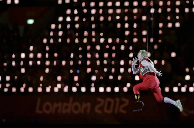 AP - Aunque los atletas fueron el centro de la fiesta, compartieron protagonismo con los logros de científicos.