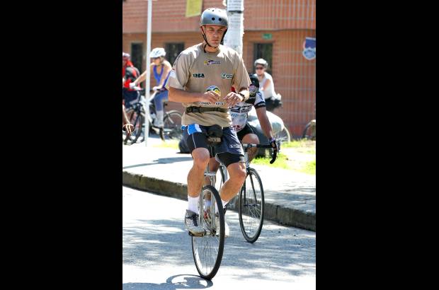Juan Antonio Sánchez - Este domingo se realizó el Ciclopaseo por las calles de Medellín con motivo del Día de la Bicicleta. Pequeños y grandes disfrutaron del recorrido que reunió a la familia y los amigos. Todos compartieron el lema del evento: En bici somos más felices.