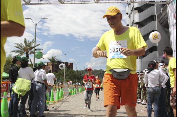 Esteban Jaramillo y Sebastián Salazar - Más de 10 mil competidores se dieron cita en esta histórica cita deportiva que se corría en las modalidades de 5, 10, 21 y 42 kilómetros.