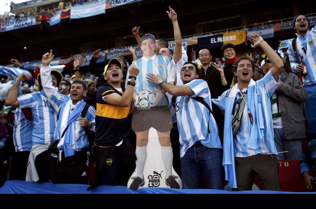 Reuters - Los hinchas argentinos y su fervor por Maradona.
