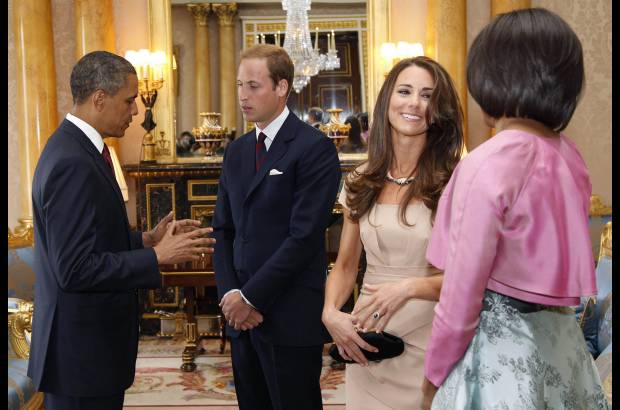 Reuters - Los Obama saludaron en privado a los reci&#233;n casados duques de Cambridge, el pr&#237;ncipe Guillermo de Inglaterra, segundo en la l&#237;nea de sucesi&#243;n, y su flamante esposa, Catalina, con los que departieron unos minutos.