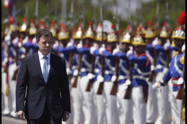 Reuters - El presidente Santos pasó revista a un batallón de 330 soldados de los Dragones de la Independencia.