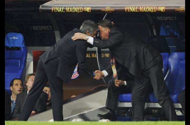 Reuters - El portugués José Mourinho le ganó el duelo al holandés Louis van Gaal.