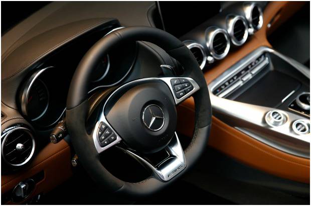 REUTERS - El nuevo superdeportivo de Mercedes AMG GT fue presentado a la prensa en la sede de la compañía en Affalterbach, cerca de Stuttgart. El auto combina "un estilo de diseño único y lujoso interior con impresionantes prestaciones: motor AMG V8 biturbo de 4.0 litros, 462 caballos de fuerza, de cero a 100 km / h en 4 segundos. El piloto de Fórmula Uno, Nico Rosberg condujo el vehículo durante su estreno mundial.