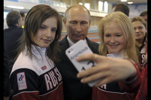 Reuters - Vladimir Putin posa para una selfie con j&#243;venes que participaron en los Juegos Ol&#237;mpicos de la Juventud.