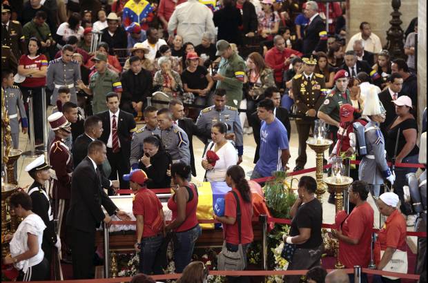 Reuters - Nicol&#225;s Maduro anunci&#243; que se decretaron siete d&#237;as m&#225;s de duelo nacional por la muerte de Ch&#225;vez.