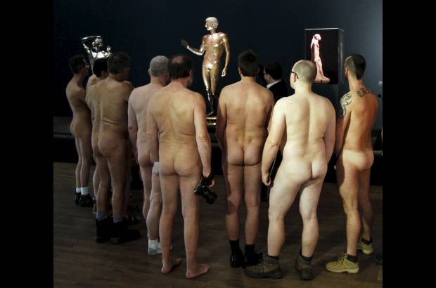 AP - Pero después de un rato en realidad ya no lo era. Sin ningún visitante vestido alrededor, la desnudez se volvió normal rápidamente cuando los visitantes se congregaron alrededor de un guía, quien sí estaba vestido, y se tomaron su tiempo para ir de una obra a la otra, escuchando atentamente sus historias.