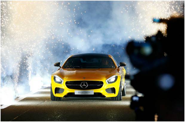 REUTERS - El nuevo superdeportivo de Mercedes AMG GT fue presentado a la prensa en la sede de la compañía en Affalterbach, cerca de Stuttgart. El auto combina "un estilo de diseño único y lujoso interior con impresionantes prestaciones: motor AMG V8 biturbo de 4.0 litros, 462 caballos de fuerza, de cero a 100 km / h en 4 segundos. El piloto de Fórmula Uno, Nico Rosberg condujo el vehículo durante su estreno mundial.