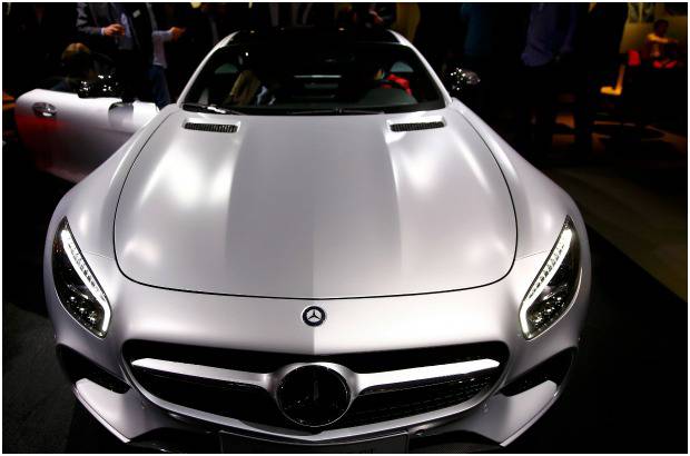 REUTERS - El nuevo superdeportivo de Mercedes AMG GT fue presentado a la prensa en la sede de la compañía en Affalterbach, cerca de Stuttgart. El auto combina "un estilo de diseño único y lujoso interior con impresionantes prestaciones: motor AMG V8 biturbo de 4.0 litros, 462 caballos de fuerza, de cero a 100 km / h en 4 segundos. El piloto de Fórmula Uno, Nico Rosberg condujo el vehículo durante su estreno mundial.