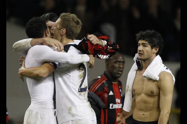 Reuters - Schalke y Tottenham, dos clubes sin grandes pergaminos a nivel internacional, se clasificaron este mi&#233;rcoles a los cuartos de final de la Liga de Campeones a costa de Valencia y Milan.
