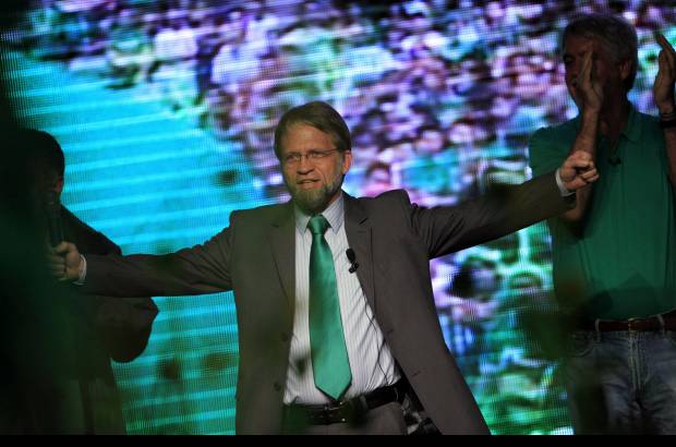 Reuters - Mockus, de 58 años, fue doblegado por el ex ministro Santos, en contra del pronóstico de las encuestas que anticipaban una cerrada votación entre los dos candidatos.