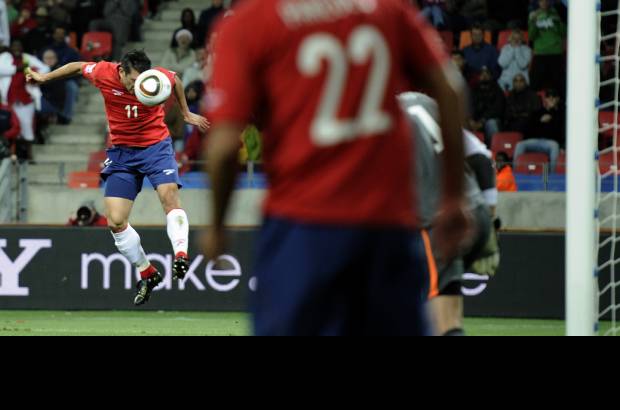 AP - Costó sangre, sudor y lágrimas, pero Chile tuvo la paciencia suficiente para encontrar el camino de la victoria. Un gol del centrocampista Mark González dio este lunes a Chile una agónica victoria 1-0 frente a Suiza.