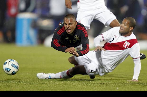 Reuters - Per&#250; pas&#243; a presionar nuevamente con ataques de Juan Vargas y Paolo Guerrero, apoyados por la velocidad de Yot&#250;n en las proyecciones desde la mitad del campo.