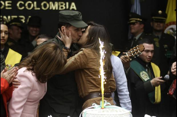 Colprensa-Andr&#233;s Torres - El general Luis Mendieta con su familia en la Direcci&#243;n de la Polic&#237;a Nacional, durante la celebraci&#243;n de su cumplea&#241;os 53 en libertad.