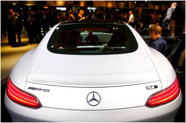 REUTERS - El nuevo superdeportivo de Mercedes AMG GT fue presentado a la prensa en la sede de la compañía en Affalterbach, cerca de Stuttgart. El auto combina "un estilo de diseño único y lujoso interior con impresionantes prestaciones: motor AMG V8 biturbo de 4.0 litros, 462 caballos de fuerza, de cero a 100 km / h en 4 segundos. El piloto de Fórmula Uno, Nico Rosberg condujo el vehículo durante su estreno mundial.