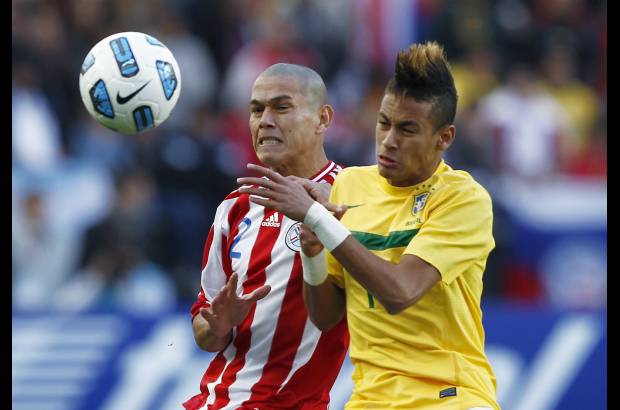 Reuters - Paraguay por momentos no pudo controlar la habilidad de Neymar.