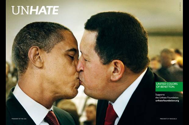 Cortes&#237;a - Obama tambi&#233;n aparece en otra valla haciendo lo mismo con el mandatario de Venezuela, Hugo Ch&#225;vez.