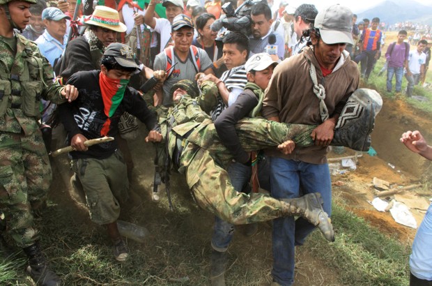 AP - Ind&#237;genas de la comunidad Nasa decidieron expulsar a empujones a los militares que custodiaban las antenas ubicadas en el cerro El Berl&#237;n, de Torib&#237;o, Cauca.