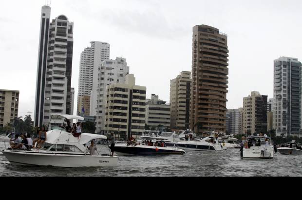 Edwin Bustamante, Enviado Especial, Cartagena - El mal tiempo le quitó un poco de brillo al desfile de balleneras.