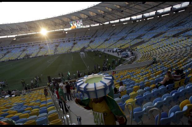 AP - Lo nuevo del m&#237;tico Maracan&#225; fue el techo en fibra de vidrio y la levantada de la gramilla para m&#225;s visual de los hinchas.