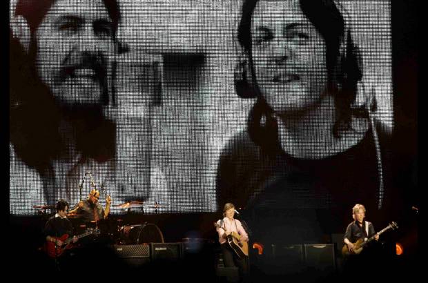 Reuters - Macca, como tambi&#233;n se le conoce al famoso bajista, dedic&#243; Hope Of Deliverance a las madres mexicanas, que el jueves festejaron su d&#237;a.