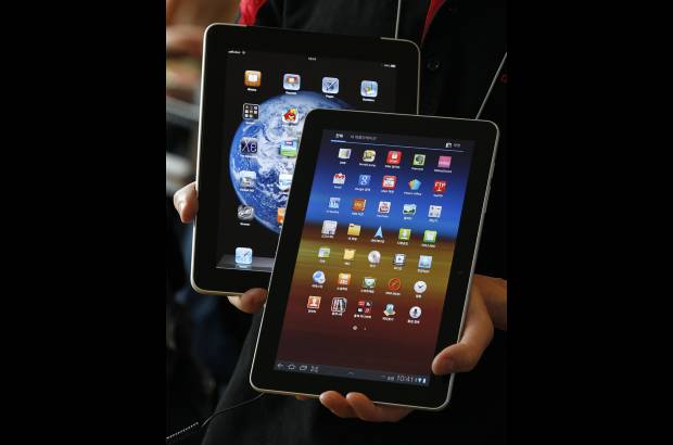 Reuters - Apple consigui&#243; una orden de un tribunal alem&#225;n para evitar temporalmente la distribuci&#243;n de la &#250;ltima tableta de Samsung, el Galaxy Tab 10.1, en la Uni&#243;n Europea, informaron este mi&#233;rcoles fuentes de la empresa surcoreana.
