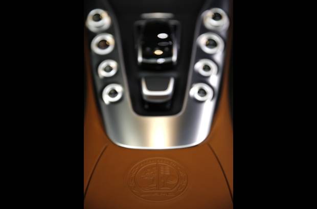 REUTERS - El nuevo superdeportivo de Mercedes AMG GT fue presentado a la prensa en la sede de la compañía en Affalterbach, cerca de Stuttgart. El auto combina "un estilo de diseño único y lujoso interior con impresionantes prestaciones: motor AMG V8 biturbo de 4.0 litros, 462 caballos de fuerza, de cero a 100 km / h en 4 segundos. El piloto de Fórmula Uno, Nico Rosberg condujo el vehículo durante su estreno mundial.